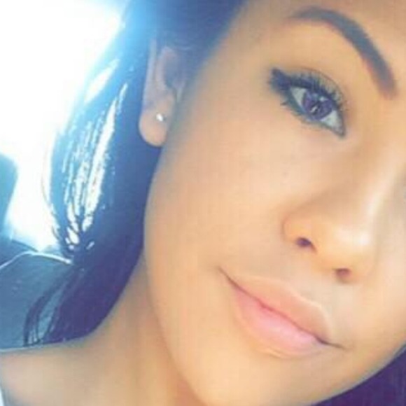 Profile Picture of Kiana Caylen (@caylenkiiana) on Poshmark