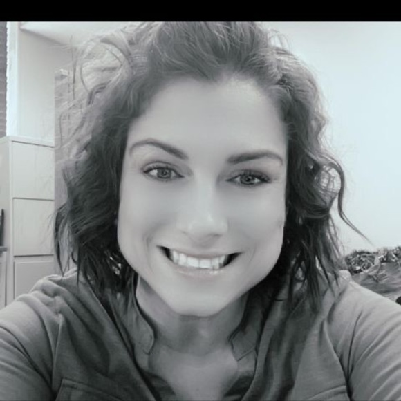 Profile Picture of Jessica Batts (@jessicalee8806) on Poshmark