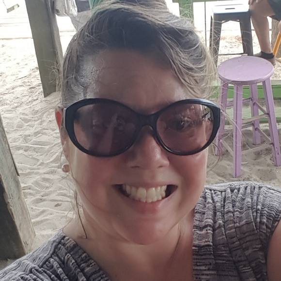 Profile Picture of Anita Artzner (@anitapilates) on Poshmark