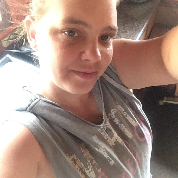 Profile Picture of Amanda Hankins (@mandihankins12) on Poshmark