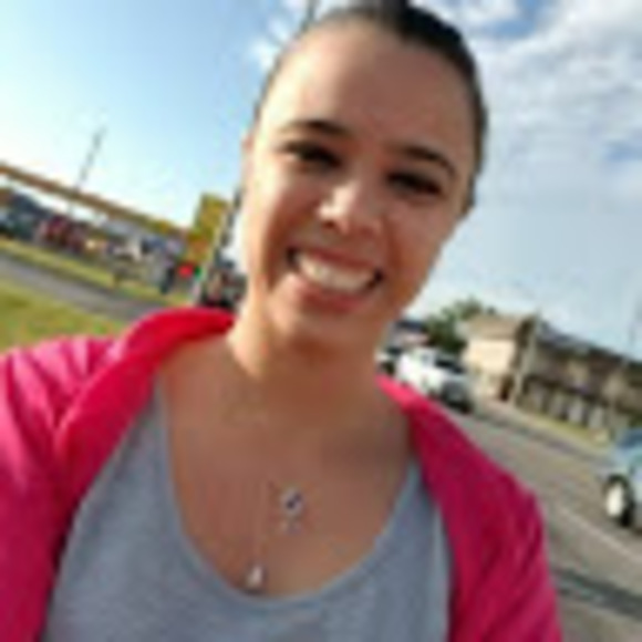 Profile Picture of Larissa Fernandes (@larissaferna657) on Poshmark