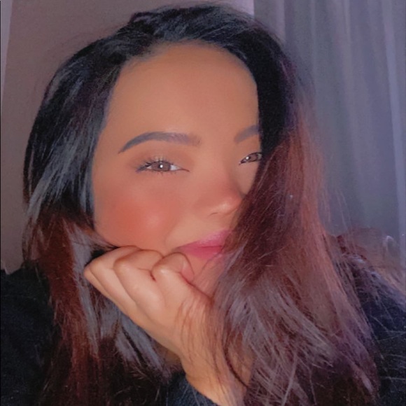 Profile Picture of April Anglea (@aanglea) on Poshmark