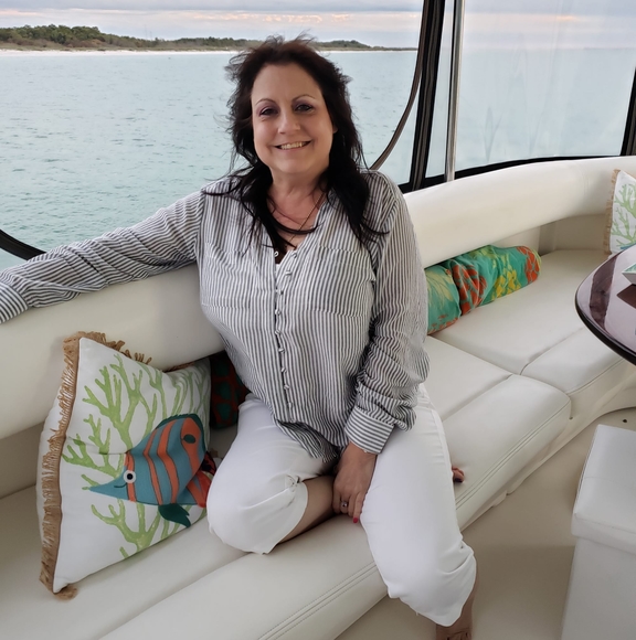 Profile Picture of Wendy Wieciech (@wendywieciech) on Poshmark