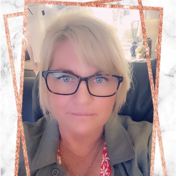 Profile Picture of Karen Maddern (@karenmaddern) on Poshmark