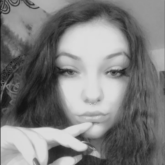 Profile Picture of Lani Wright (@laniiii3939) on Poshmark