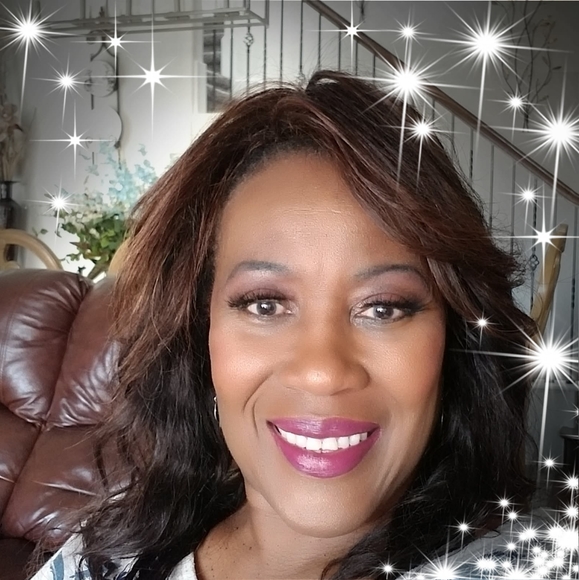 Profile Picture of Edna Roberts (@eroberts003) on Poshmark