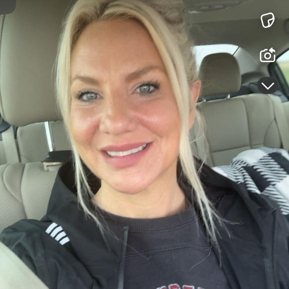 Profile Picture of Shauna Pearson (@shovey36) on Poshmark