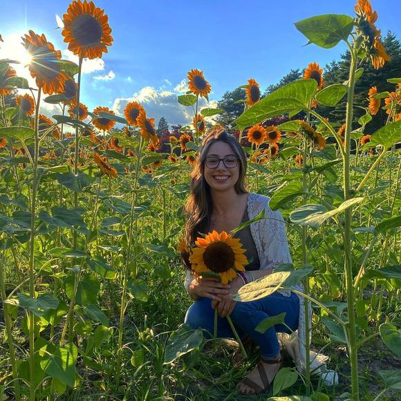 Profile Picture of Emily Sampson (@esampsonxo) on Poshmark