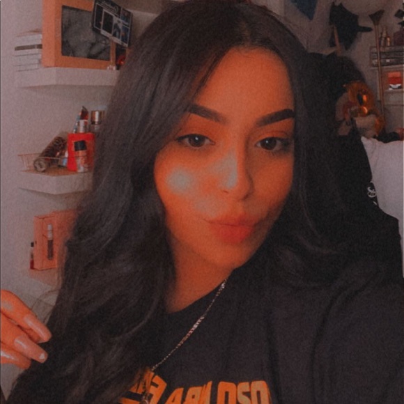 Profile Picture of Crystal Pinon (@crystal6__) on Poshmark