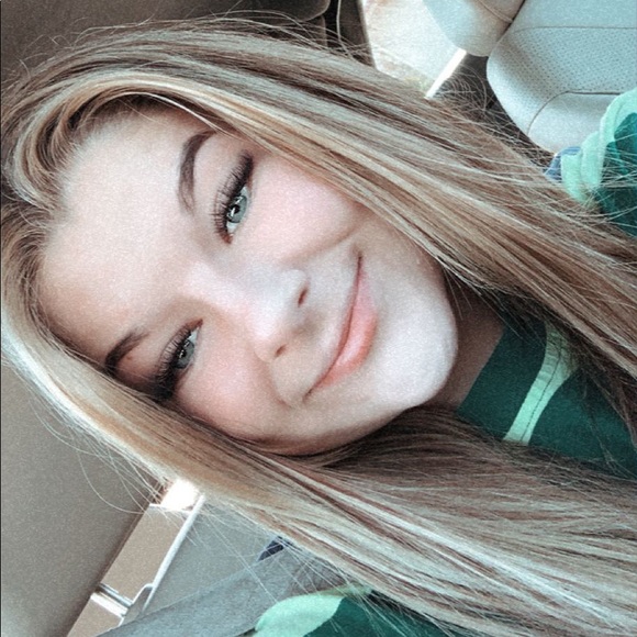 Profile Picture of Danielle Honey (@nicolelynnhoney) on Poshmark