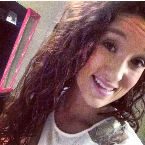 Profile Picture of Ali Varnum (@aliv117) on Poshmark