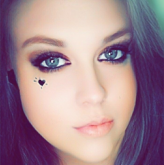 Profile Picture of April Hefner (@aprilhefner) on Poshmark