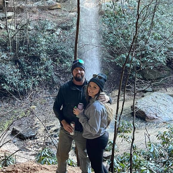 Profile Picture of Bridgette Weaver (@bridgetteredmon) on Poshmark