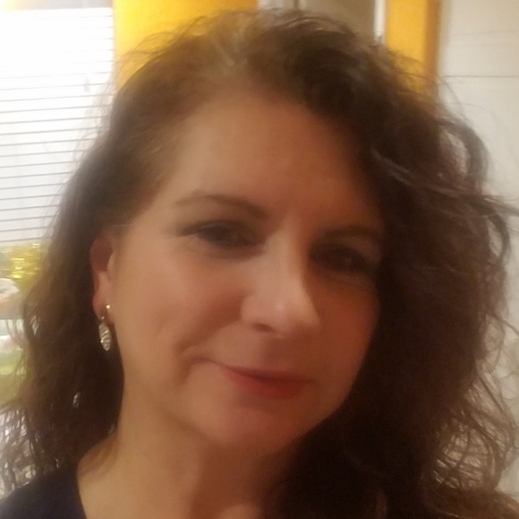 Julia Alanis - Poshmark Profile Picture of Julia Alanis (@julia_alanis) on Poshmark