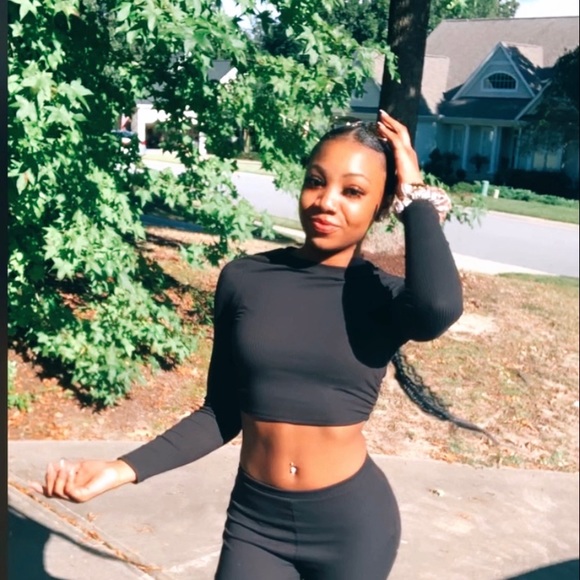Profile Picture of Bobbi Foreman (@itsb0bbi) on Poshmark