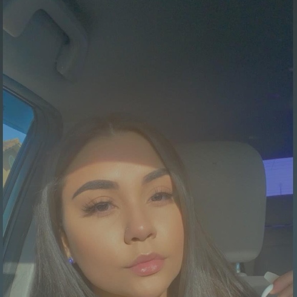 Profile Picture of Alexis Carbonell (@alexiscarbonell) on Poshmark