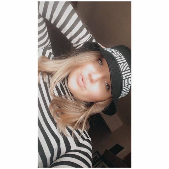 Profile Picture of Adyson Maves (@adyclaire) on Poshmark