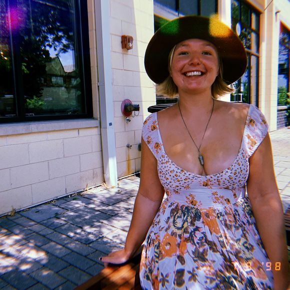 Profile Picture of Tierney Hellenbrand (@thevelvetroad) on Poshmark