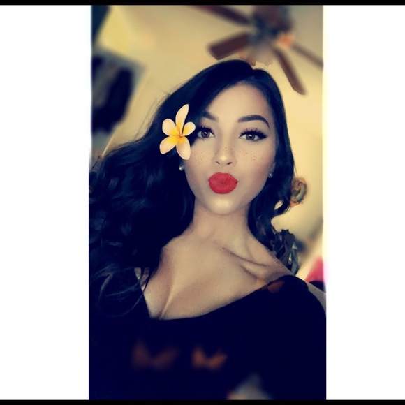 Profile Picture of Tiffany Munoz (@tiffanyy907) on Poshmark