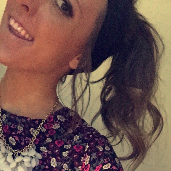 Profile Picture of Cira Gamboa (@ciragamboa) on Poshmark