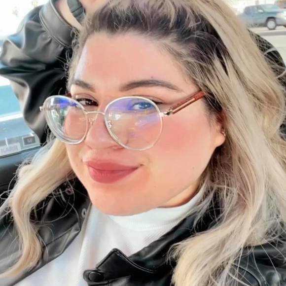 Profile Picture of Alexia Ayala (@alexj_9295) on Poshmark