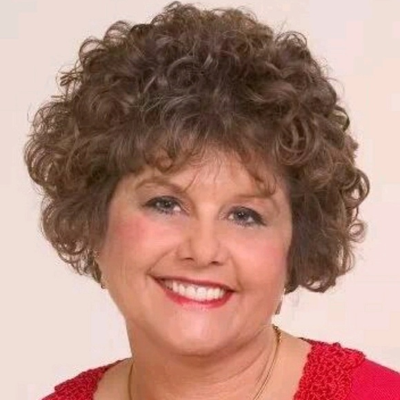 Profile Picture of Paula Mahoney (@phmahoney) on Poshmark