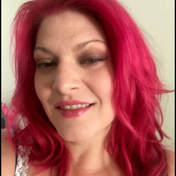 Profile Picture of Jennifer Gillock (@jeng1k) on Poshmark