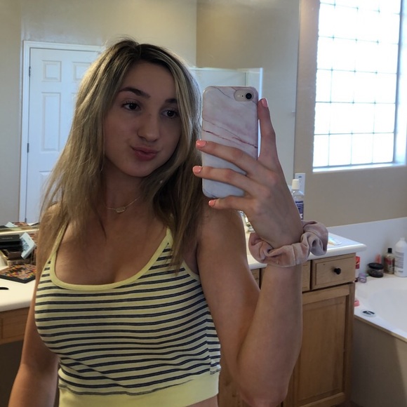 Profile Picture of Hannah Persac (@hannahmrie) on Poshmark