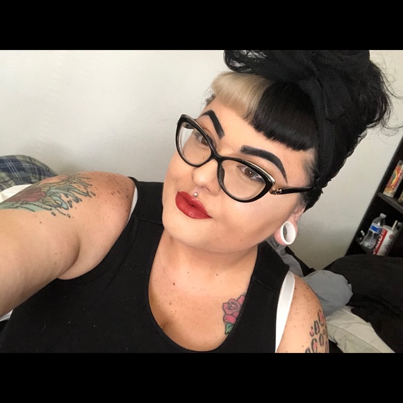 Profile Picture of Amanda Lomas (@amanda_hope92) on Poshmark