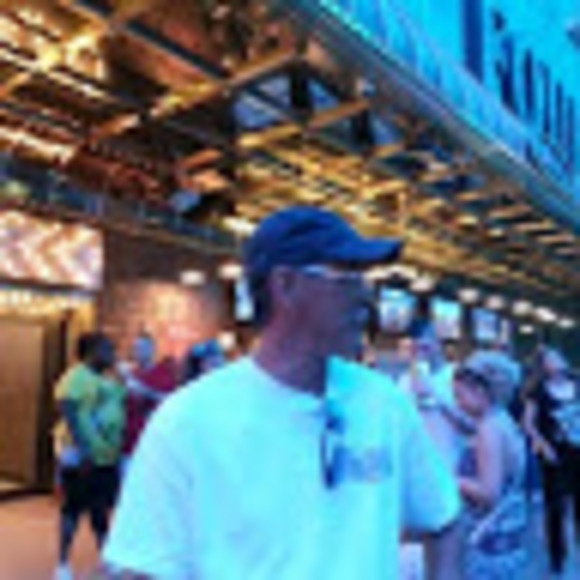 Profile Picture of Robin Ichiyama (@richiyama8) on Poshmark