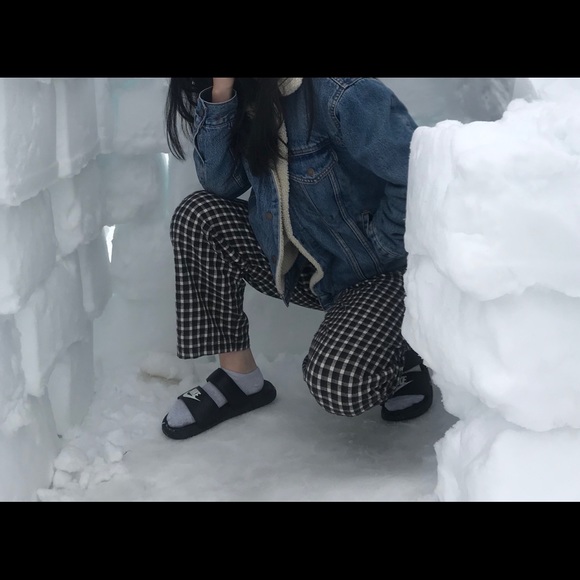 Profile Picture of Crystal Li (@crystalli0304) on Poshmark