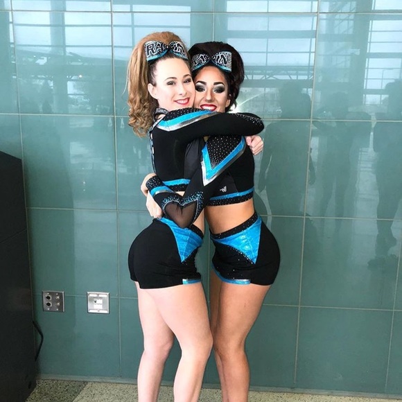 Profile Picture of Allie Dellovade (@adellovade3) on Poshmark