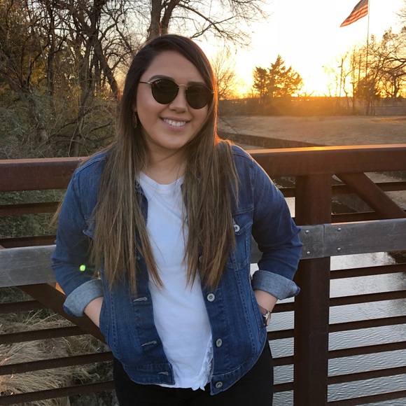 Profile Picture of Adamarys Lozano (@alozanoo09) on Poshmark