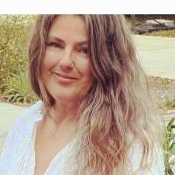 Profile Picture of Lorrie Maurhoff (@lmaurhoff) on Poshmark