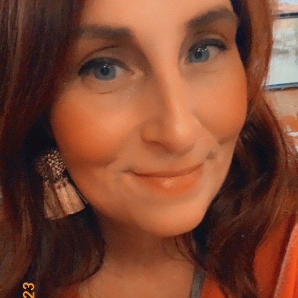 Profile Picture of Simone Bello guillory (@moniebisme) on Poshmark