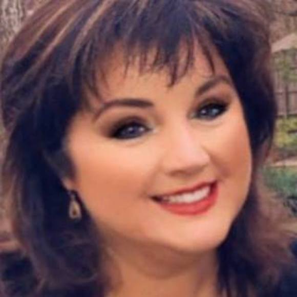 Profile Picture of Donna Miles (@donnamiles17) on Poshmark