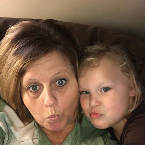 Profile Picture of Jennifer Woolen (@jenniferwoolen) on Poshmark