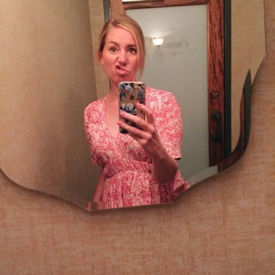 Profile Picture of Amanda Wegrzyn (@hugnkiss) on Twitter