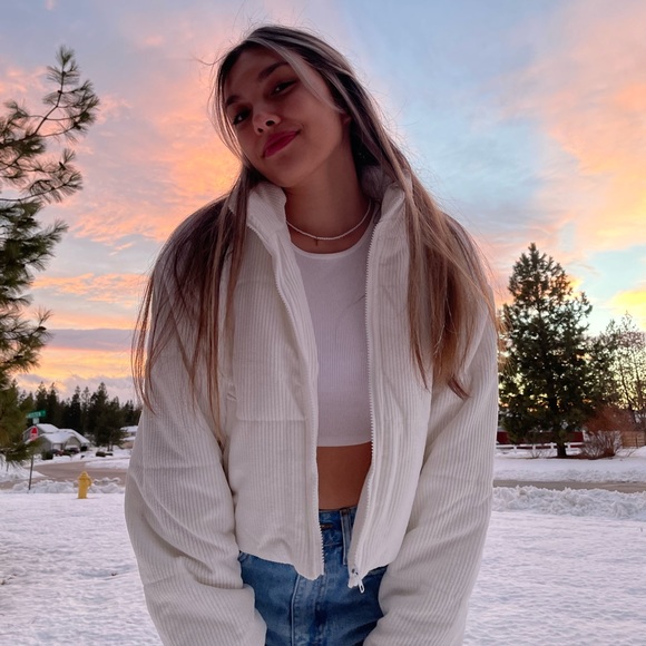 Profile Picture of Amelia Johnson (@aameliajohnson) on Poshmark
