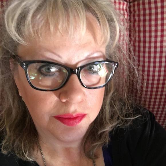 Profile Picture of Melissa Charlier (@melissacharlier) on Poshmark