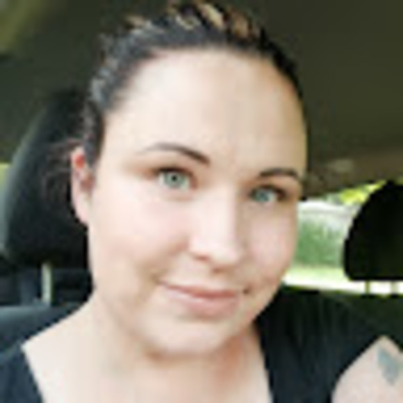 Profile Picture of Amanda Hooks (@amandaleehooks) on Poshmark