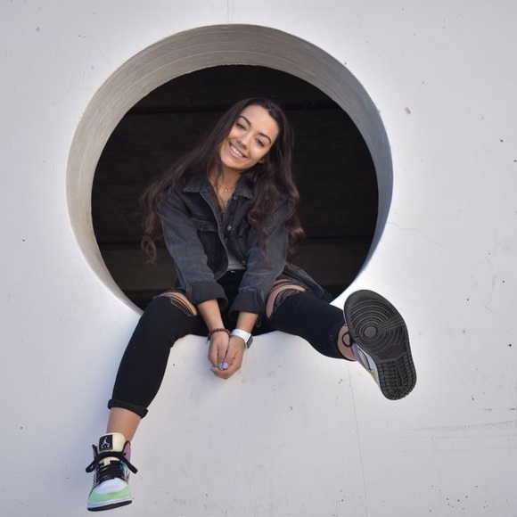 Profile Picture of Gabriella Graham (@gabbigraham) on Poshmark