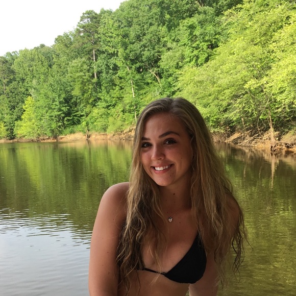 Profile Picture of Leah Connelly (@leahconnelly) on Poshmark