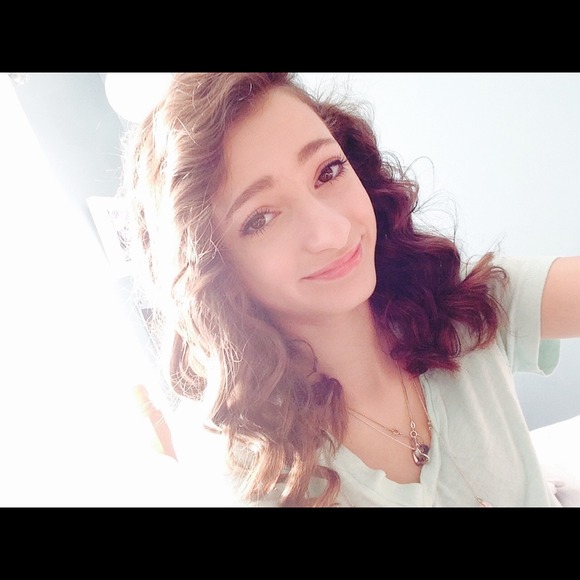 Profile Picture of Holly Hemmeter (@hollyhemmeter) on Poshmark