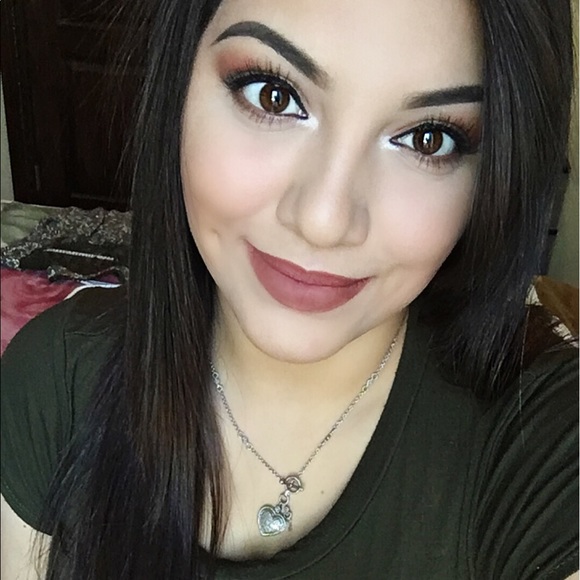 Profile Photo of Jennifer Alaniz (@jennilibra) on Poshmark