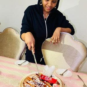 Profile Picture of Zainab Hakim (@ZainabHakim10) on Twitter