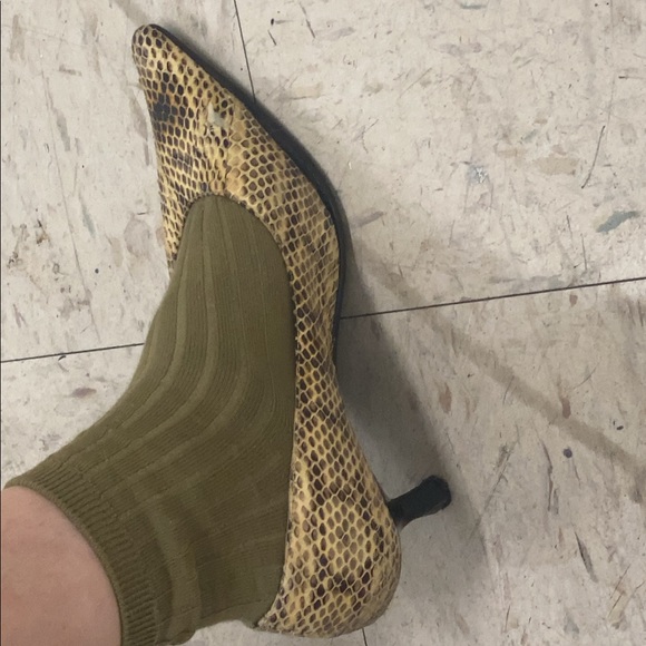 Profile Picture of Emily Shlesinger (@emilyshlesinger) on Poshmark