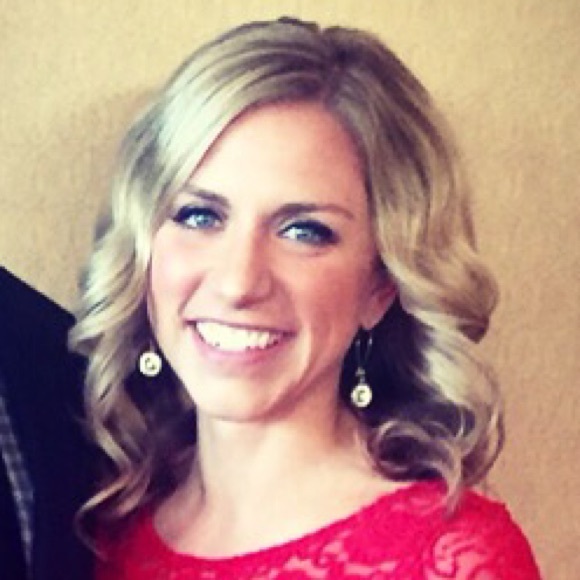 Profile Picture of Danielle Perna (@dmperna16) on Poshmark