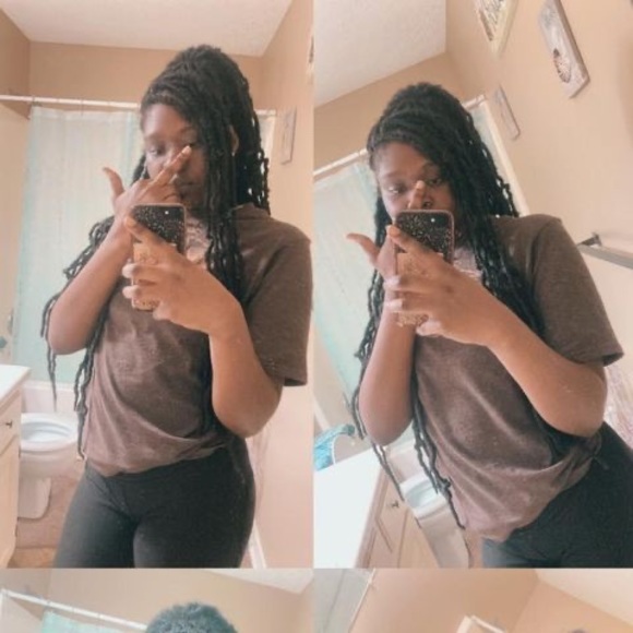 Profile Picture of Yonna Yonna (@yonnayonna981) on Poshmark