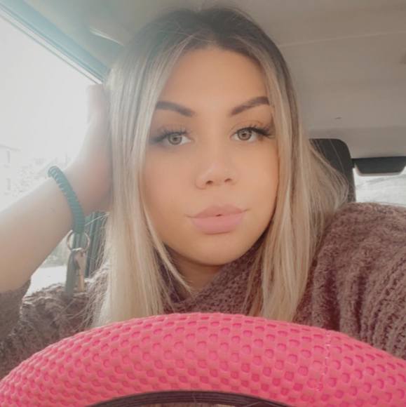 Profile Picture of Kimberly Michaca (@kimberlymichaca) on Poshmark